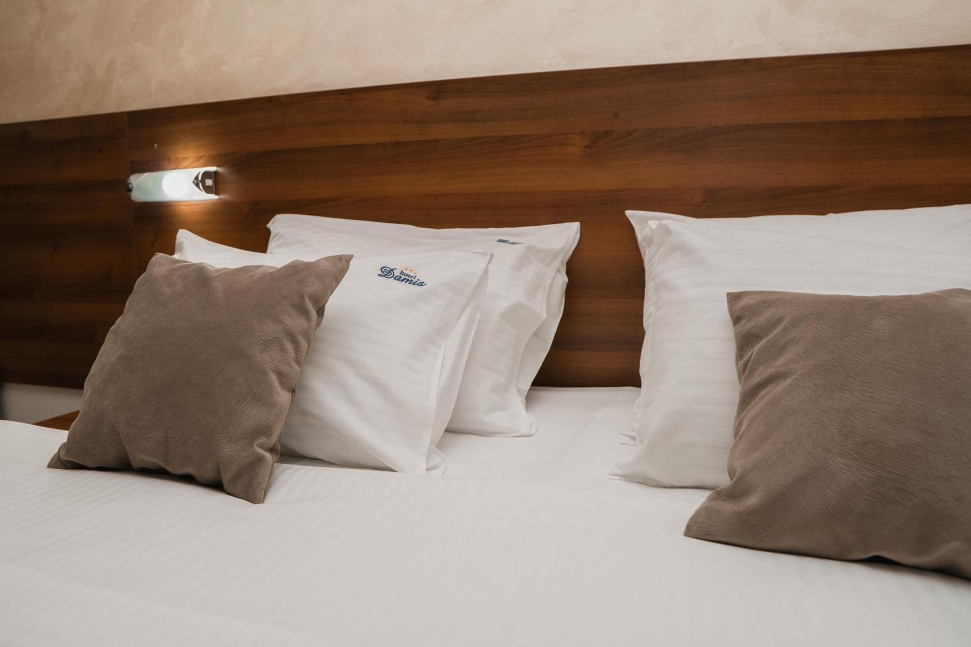 Hotel Damis Pale Extérieur photo